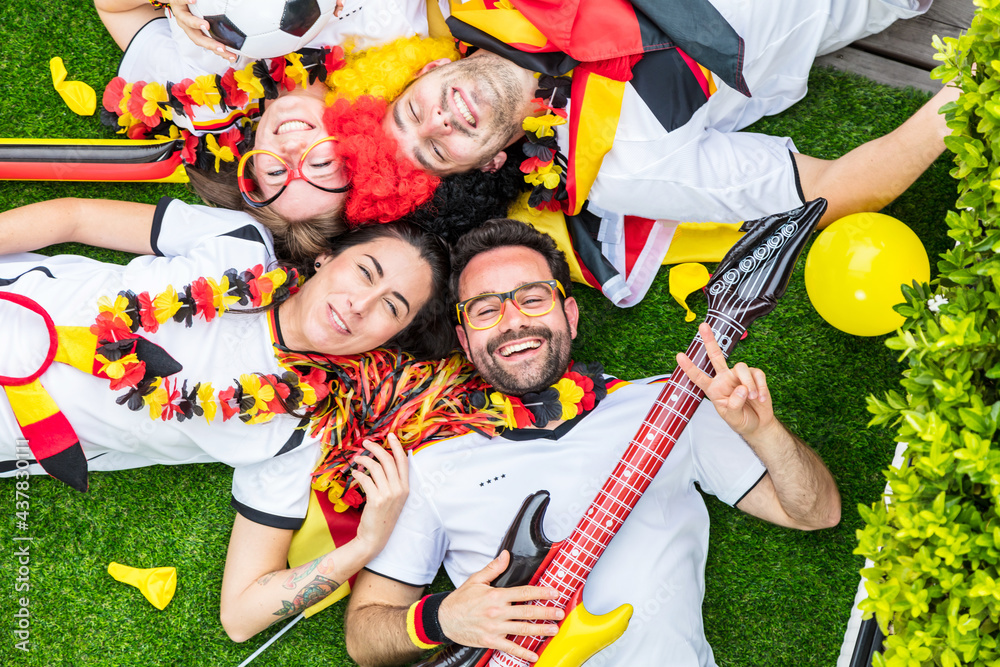 Gruppe glücklicher Fußballfans aus Deutschland feiern gemeinsam einen Meisterschaft Sieg - obrazy, fototapety, plakaty 