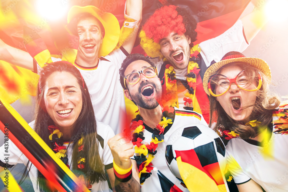 Gruppe glücklicher Fußballfans aus Deutschland feiern gemeinsam einen Meisterschaft Sieg. - obrazy, fototapety, plakaty 