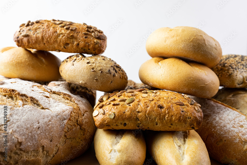 Różne rodzaje pieczywa na białym tle. Chleb i bułki. - obrazy, fototapety, plakaty 