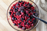 Fototapeta  - Mrożona mieszanka owoców. Porzeczki, jagody, maliny, jeżyny. 