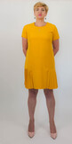 Fototapeta  - Ładna, elegancka kobieta w średnim wieku w żółtej sukience.