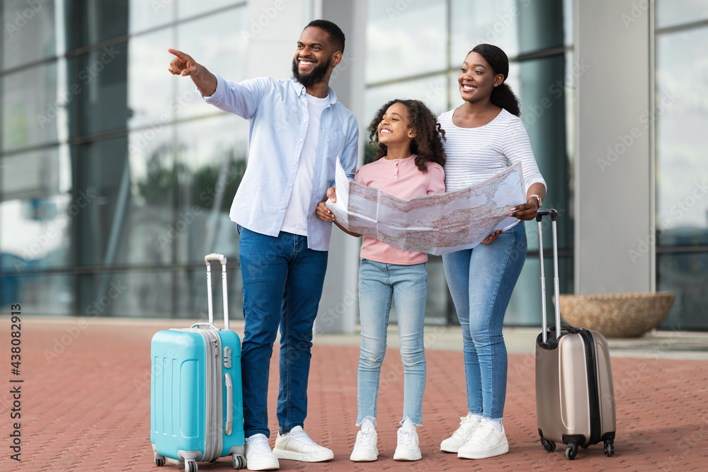Happy black family traveling with kid, holding map - obrazy, fototapety, plakaty 