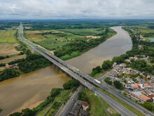 Ponte Da BR-116, Rodovia Régis Bittencourt, Sobre O Rio Ribeira De Iguape Em Registro São Paulo. Brasil. 