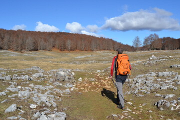 Un escursionista lasciando Monte Calvo, nei Monti Simbruini.