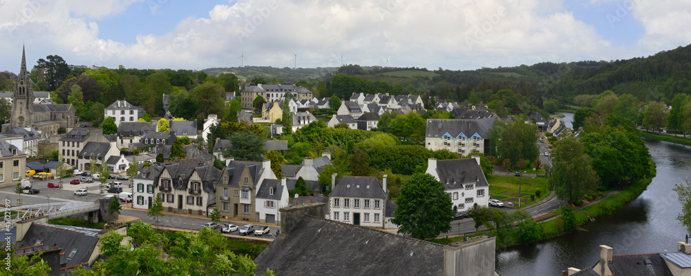 Panoramique panorama aérien sur Châteaulin (29150), département du Finistère en région Bretagne, France - obrazy, fototapety, plakaty 