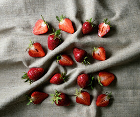 Canvas Print - Red ripe strawberries on a background of linen fabric