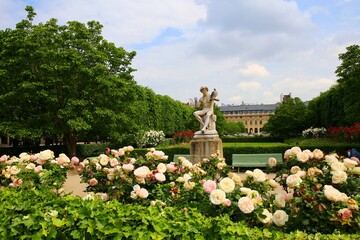 Wall Mural - statue in the park