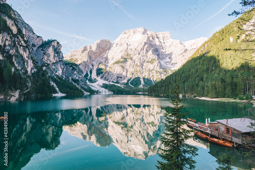 Fototapeta Dolomity  widok-na-drewniana-stacje-lodzi-nad-alpejskim-jeziorem-wysokogorskim