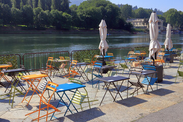 Tavolini e sedie colorati di un bar, Colorful tables and chairs of a bar 
