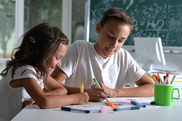 Canvas Print - Smiling brother and sister drawing together