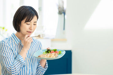 料理を見て困っている女性