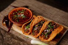 Tabla Preparada Con Birria Y Barbacoa Lista Para Comer En Tacos