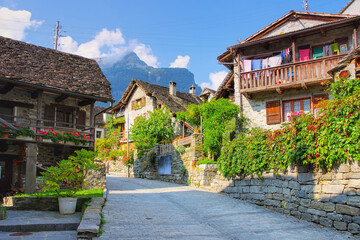 Poster - typische Häuser in Sonogno im Verzascatal, Tessin in der Schweiz - typical houses in Sonogno in the Verzasca Valley, Ticino in Switzerland