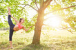 © Robert Kneschke - Frau macht Stretching vor Yoga Übungen in der Natur