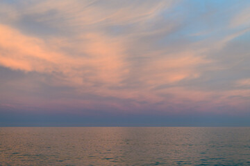 Bello y colorido atardecer junto al mar Mediterráneo. Valencia. España. Europa