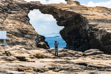 馬の背洞門とそれを眺める観光客【神奈川県・城ヶ島】　　sea caves and tourist in Japan