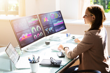 Poster - Analyst Woman Looking