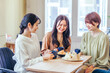 © buritora - 女子会・ランチ・カフェ・飲食店にきた女性たち