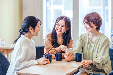 Poster - 女子会でスマホを見る女性たち
