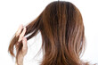 © nfuru - 髪の毛を触る女性