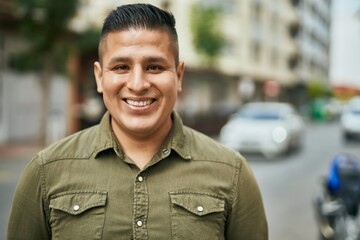 Canvas Print - Young latin man smiling happy standing at the city.