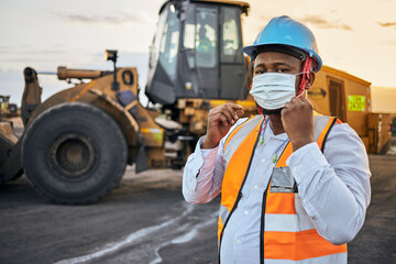 Wall Mural - Foreman putting on face mask