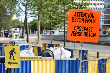 Canvas Print - travaux chantier beton trottoir pieton signalisation danger 