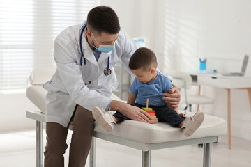 Canvas Print - Pediatrician playing with little boy at hospital