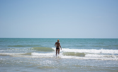 Wall Mural - the girl in the sea waves