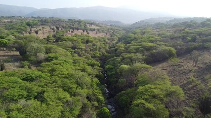 Poster - Toma aérea de la antigua hacienda santa rita en las faldas de la sierra de quila 