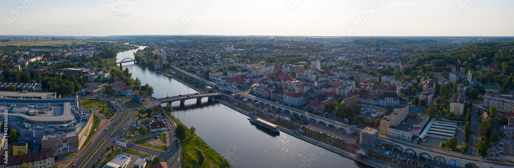Szeroka panorama centrum miasta Gorzów Wielkopolski, w tle Most Staromiejski, wieża Dominanta, Spichlerz, Bulwar Wschodni - obrazy, fototapety, plakaty 