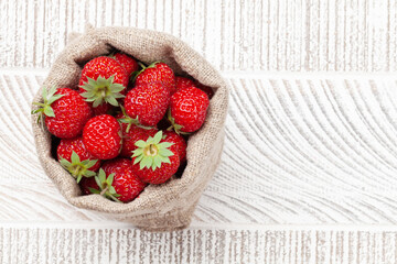 Canvas Print - Strawberry in burlap bag