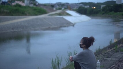 Wall Mural - 川を眺める女性