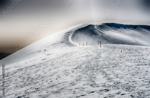 Dekoracja na wymiar  malowniczy-zimowy-krajobraz-z-pokrytymi-sniegiem-gorami-campocatino-wlochy