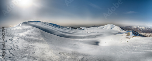 Fototapeta Apeniny  malowniczy-zimowy-krajobraz-z-pokrytymi-sniegiem-gorami-campocatino-wlochy