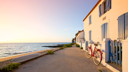  Paysage de bord de mer, villa vue sur mer et vieux vélo rouge en France.