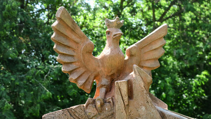 monument to a bird with a crown on his head