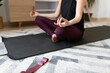© Sus Pons/Westend61 - Woman meditating on exercise mat at home