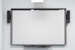 © Josu Acosta/Westend61 - Blank projection screen on white wall in office