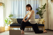 © west_photo - リビングでフィットネスを行う若い女性