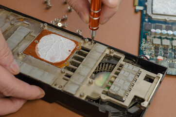 Aufkleber - Man disassembles computer components, unscrewing screws.