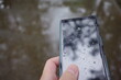 © kuki stock - 壊れた携帯電話のスマートフォン