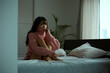 © K-Angle - ベッドの上でリラックスをする若い女性