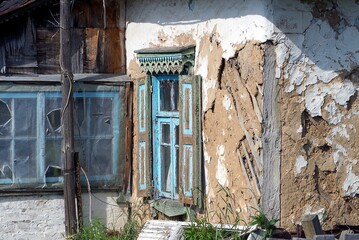 Canvas Print - old shabby white brown wall of a rural house with windows on the street