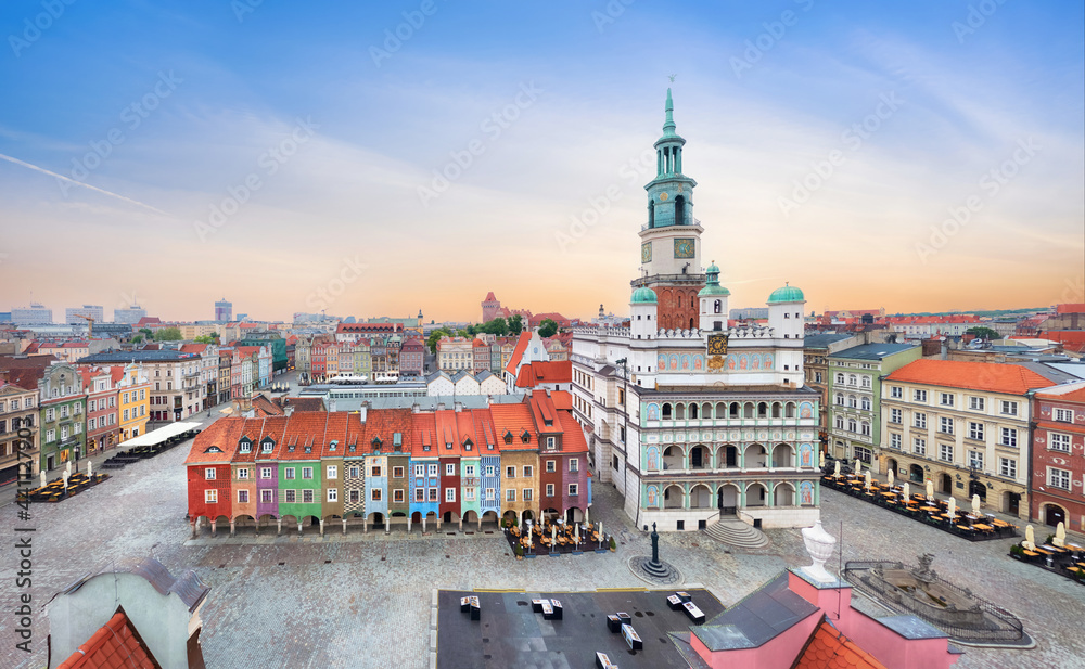 Poznan, Poland. Aerial view of Rynek (Market) square with small colorful houses and old Town Hall - obrazy, fototapety, plakaty 