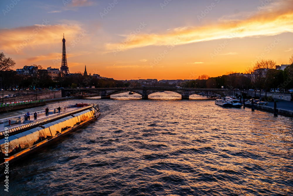 Obraz na płótnie Paryż o zachodzie słońca, Francja w salonie