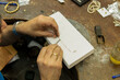 Joyero trabajando en su taller reparando una pulsera de oro