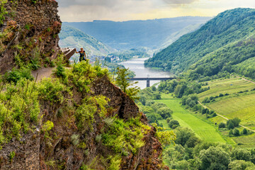 Canvas Print - Schieferschichten und Trockenmauern auf dem Calmont über dem Moseltal 