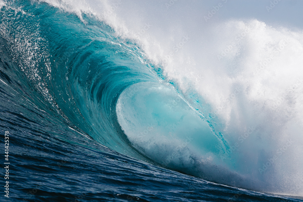 gran ola azul rompiendo con fuera en la costa de Islas Canarias - obrazy, fototapety, plakaty 