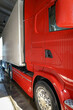 Saubere Lastkraftwagen auf dem Hof einer Spedition. Symbolfoto für Mobilität und Logistik im Straßenverkehr.